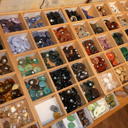 Edelsteinschmuck, Mineralien, Aura-Soma® und Wellness-Artikel Naturparfüms, Raumsprays und Edelsteinkosmetik